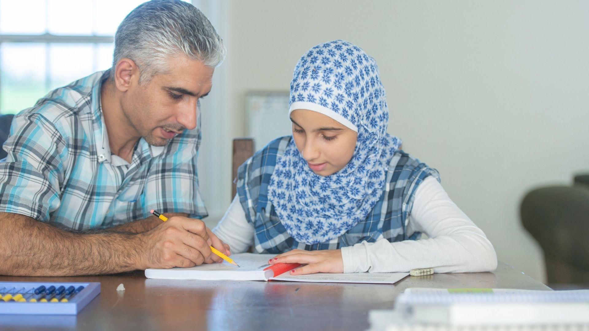 Père et fille font les devoirs