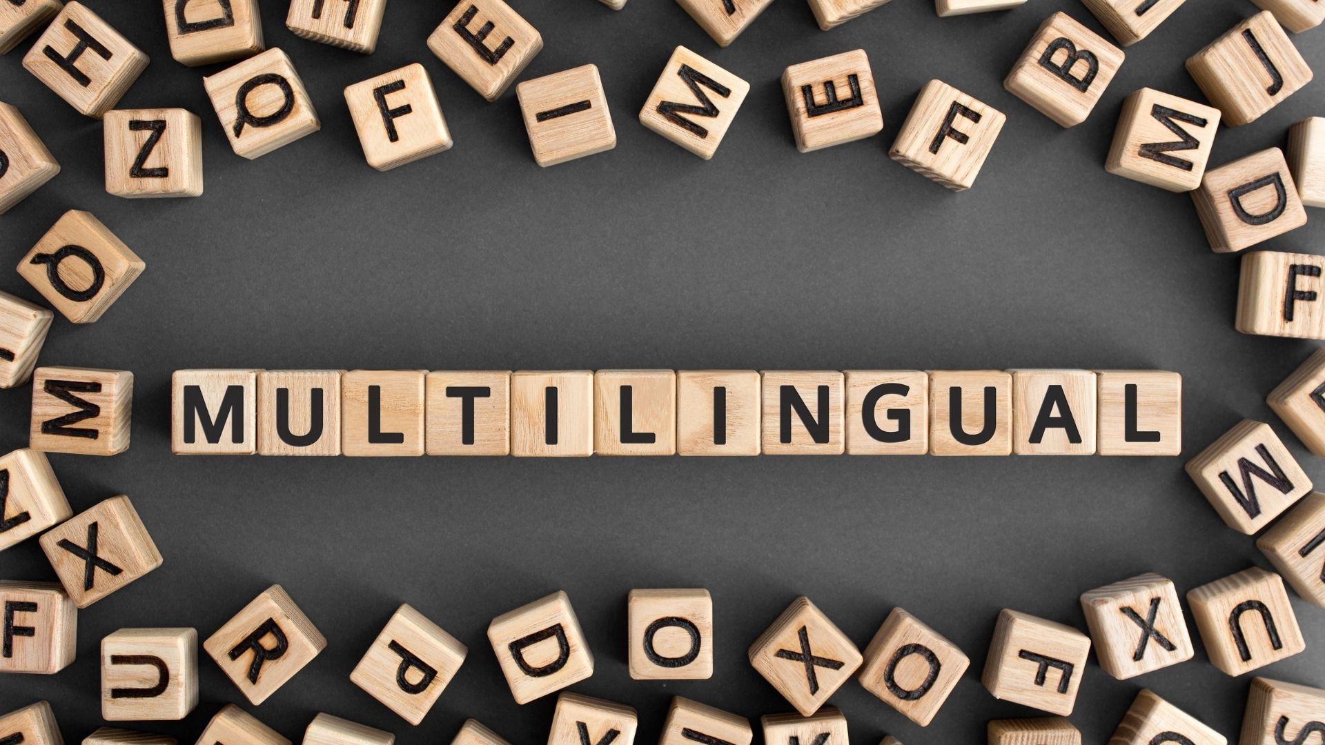 Dés de lettres formant le mot multilingual